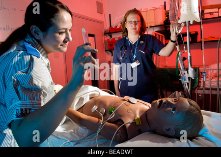 Krankenschwester und Stationsschwester mit HPS, menschliche interaktive Dummy im Bristol Medical Simulation Center. UK Stockfoto