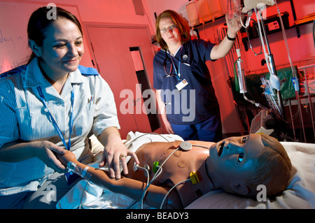 Krankenschwester und Stationsschwester mit HPS, menschliche interaktive Dummy im Bristol Medical Simulation Center. UK Stockfoto