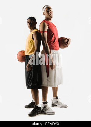 Afrikanische Basketball-Spieler stehen Rücken an Rücken Stockfoto