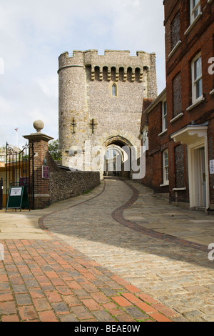 Die Barbican Torturm neben Lewes Castle in Lewes, Sussex, England, UK. Stockfoto