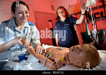 Krankenschwester und Stationsschwester mit HPS, menschliche interaktive Dummy im Bristol Medical Simulation Center. UK Stockfoto