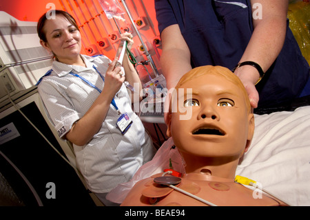 Krankenschwester und Stationsschwester mit HPS, menschliche interaktive Dummy im Bristol Medical Simulation Center. UK Stockfoto