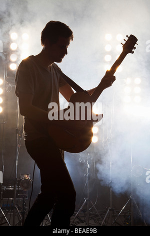 Ein Rock-Musiker Gitarre auf einer Bühne Stockfoto