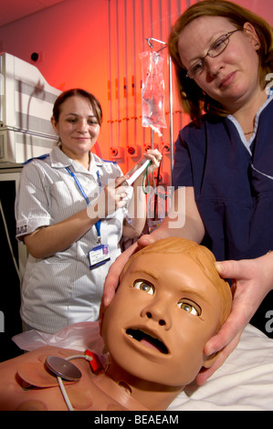 Krankenschwester und Stationsschwester mit HPS, menschliche interaktive Dummy im Bristol Medical Simulation Center. UK Stockfoto