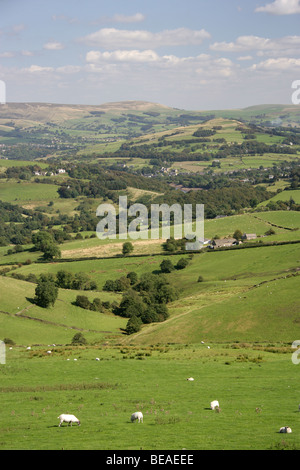 East Cheshire ländliche Ansicht von in der Nähe von sung-Hügel auf der Gritstone Spur, Blick nach Osten in Richtung Kettleshulme und Whaley Bridge. Stockfoto