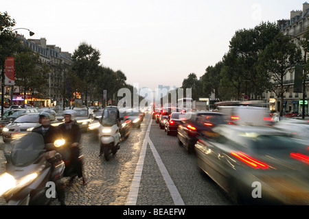 Rush Hour auf der Avenue des Champs Elysees, Paris, Frankreich Stockfoto