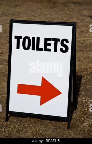 Ein Schild mit Toiletten und ein Richtungspfeil drauf Stockfoto