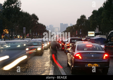 Rush Hour auf der Avenue des Champs Elysees, Paris, Frankreich Stockfoto