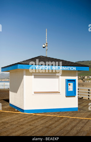 BESUCHERINFORMATIONEN-Hütte auf einem Pier, Pismo Beach, Kalifornien, USA Stockfoto