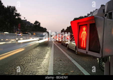 Eine rote Prosaisches Licht auf der Avenue des Champs Elysees, Paris, Frankreich Stockfoto