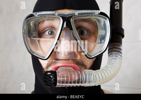 Ein tragen eine Tauchermaske halb Wasser voll Stockfoto