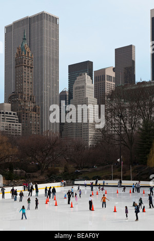 Menschen-Eislaufen im Central Park in Manhattan, New York City, NY, USA Stockfoto