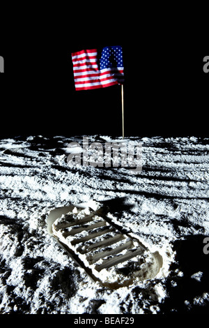 Eine amerikanische Flagge und Fußabdruck auf dem Mond Stockfoto