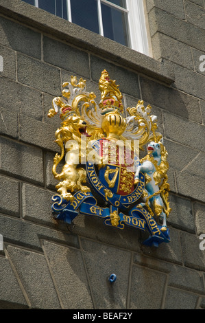 dh ST PETER PORT GUERNSEY British Royal Court Crest über Old Royal Law Courts Guernsey uk Stockfoto