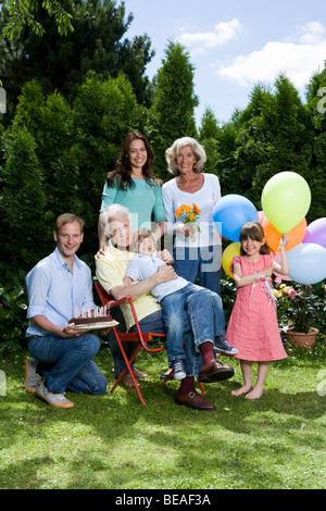 Ein Multi-Generations Familie feiern Geburtstag, im freien Stockfoto