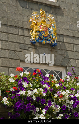 dh ST PETER PORT GUERNSEY Royal Court Crest über alten königlichen Gerichtshöfen Guernsey und Blumen Wappen uk Stockfoto