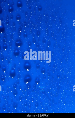 Wassertropfen auf eine blaue Fläche Stockfoto