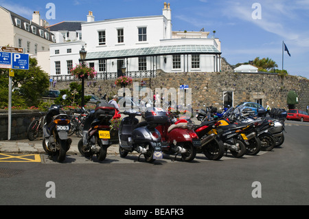 dh ST PETER PORT GUERNSEY Guernsey Disc Zone Motorrad Parkplatz Straßenrand Bereich Motorräder Motorräder geparkt Stockfoto