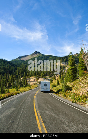 Wohnmobil auf der Autobahn durch Lassen Volcanic National Park, Kalifornien, USA. Stockfoto