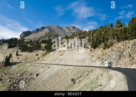 Wohnmobil auf der Autobahn durch Lassen Volcanic National Park, Kalifornien, USA. Stockfoto