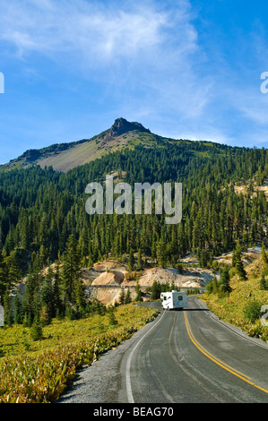 Wohnmobil auf der Autobahn durch Lassen Volcanic National Park, Kalifornien, USA. Stockfoto