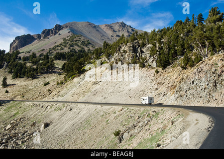 Wohnmobil auf der Autobahn durch Lassen Volcanic National Park, Kalifornien, USA. Stockfoto