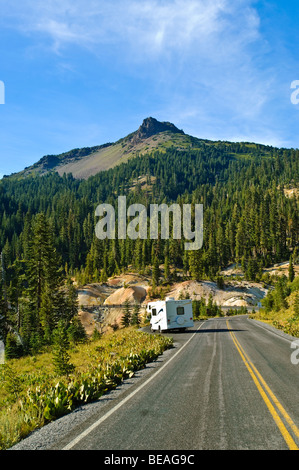 Wohnmobil auf der Autobahn durch Lassen Volcanic National Park, Kalifornien, USA. Stockfoto