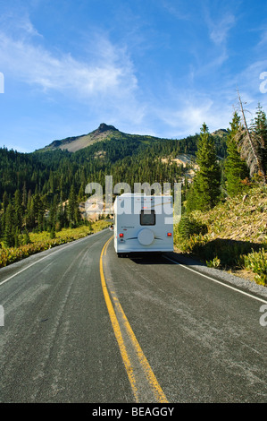 Wohnmobil auf der Autobahn durch Lassen Volcanic National Park, Kalifornien, USA. Stockfoto