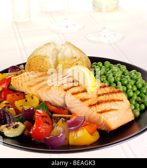LACHSFILET ESSEN Stockfoto