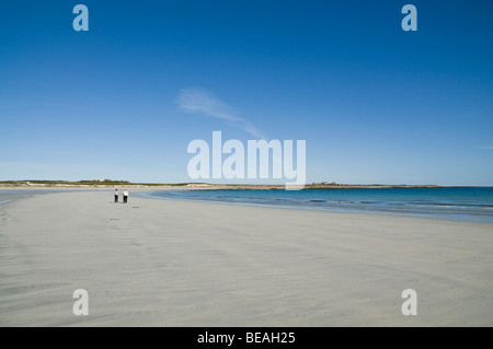 dh NORTH RONALDSAY ORKNEY Touristen Paar Frauen Sandstrand Orkney Frau Sand Inseln Sommer Menschen Meer weißen Sand Bucht abgelegene Insel großbritannien Stockfoto