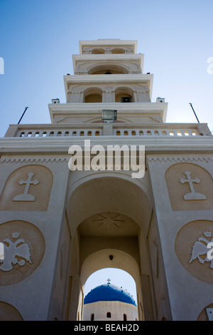 Schöne, charakteristische blaue Dach durch Stein Kirche Torbogen, Perissa, Santorin, Griechenland Stockfoto
