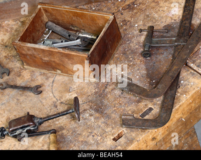 Bild des klassischen Vintage alte Tischlerwerkzeuge auf arbeiten Holztisch Stockfoto