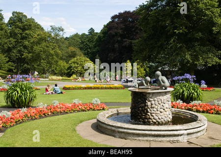 dh HARROGATE NORTH YORKSHIRE Valley Gärten harrogate Blumenbeete zeigen Wasserbrunnen Park Stockfoto