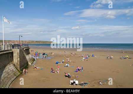 dh FILEY NORTH YORKSHIRE Urlauber Baden am Sandstrand Filey Ferienort Küste uk Sommer Stockfoto