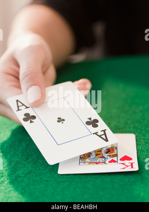 Frau zeigt Blackjack hand Stockfoto