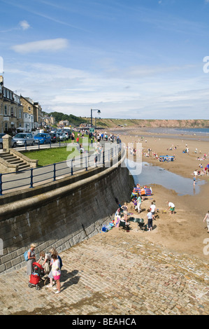 Dh Filey promenade Coventry North Yorkshire Beach Holiday Resort meer Urlauber Stockfoto