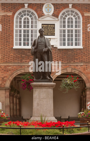 Statue von Sir Robert Peel vor Tamworth Rathaus, erbaut im Auftrag von Sir Thomas Guy Stockfoto