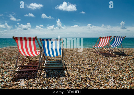 Leere Liegestühle am Strand von Brighton, England Stockfoto