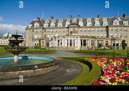 dh Gleneagles Hotel AUCHTERARDER PERTHSHIRE Scottish Garten Brunnen Blumenbeet und Hotelgebäude außerhalb schottlands Luxushotels Stockfoto