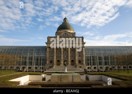 Das Kriegerdenkmal steht vor der Bayerischen Staatskanzlei (Staatskanzlei) Gebäude in München, Deutschland. Stockfoto