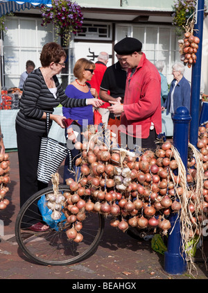 Zwiebel-Verkäufer mit Zwiebeln und Knoblauch auf Verkauf Abergavenny Food Festival Wales UK Stockfoto