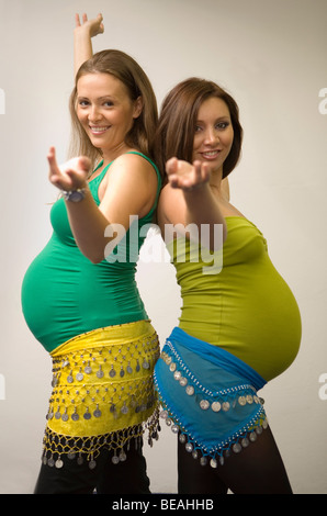 Schwangere Frauen tanzen Bauchtanz. Stockfoto