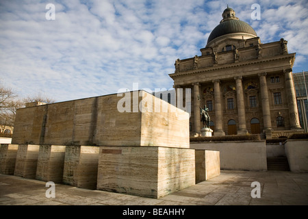 Das Kriegerdenkmal steht vor der Bayerischen Staatskanzlei (Staatskanzlei) Gebäude in München, Deutschland. Stockfoto