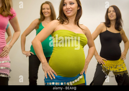 Schwangere Frauen tanzen Bauchtanz. Stockfoto