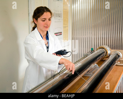 Ein Wissenschaftler die Messungen im Prüffeld, Köln Stockfoto