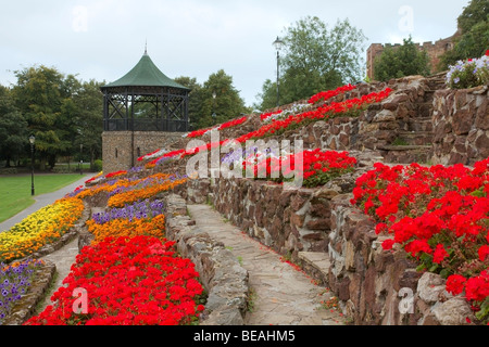 Großbritannien britische Burg Garten bunte England englische Blütenpracht floral Terrassen Landschaft Format kommunale Blumenbeete Stockfoto