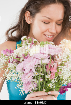 Gemischte Rassen Frau mit Blumenstrauss Stockfoto