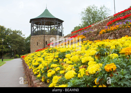 Blick auf dem Musikpavillon vor Tamworth Schloß über die Lustgärten Stockfoto