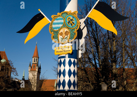 Ein Detail aus der Maibaum auf dem Viktualienmarkt in München. Die Stadtfarben (schwarz und gelb) sind auf Flaggen gesehen. Stockfoto