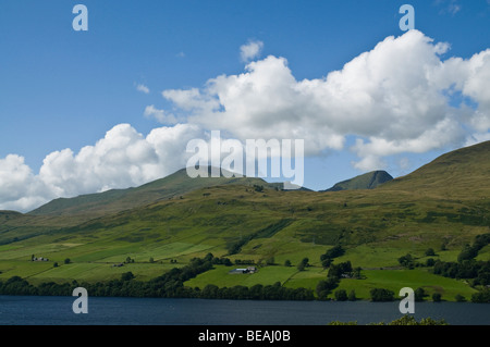 Dh LOCH TAY PERTHSHIRE Ben Lawers Bergkette und lochside Munro Stockfoto